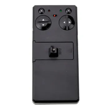 Dynamiczny statek zabawkowy RC w trakcie szybkiego manewru na jeziorze