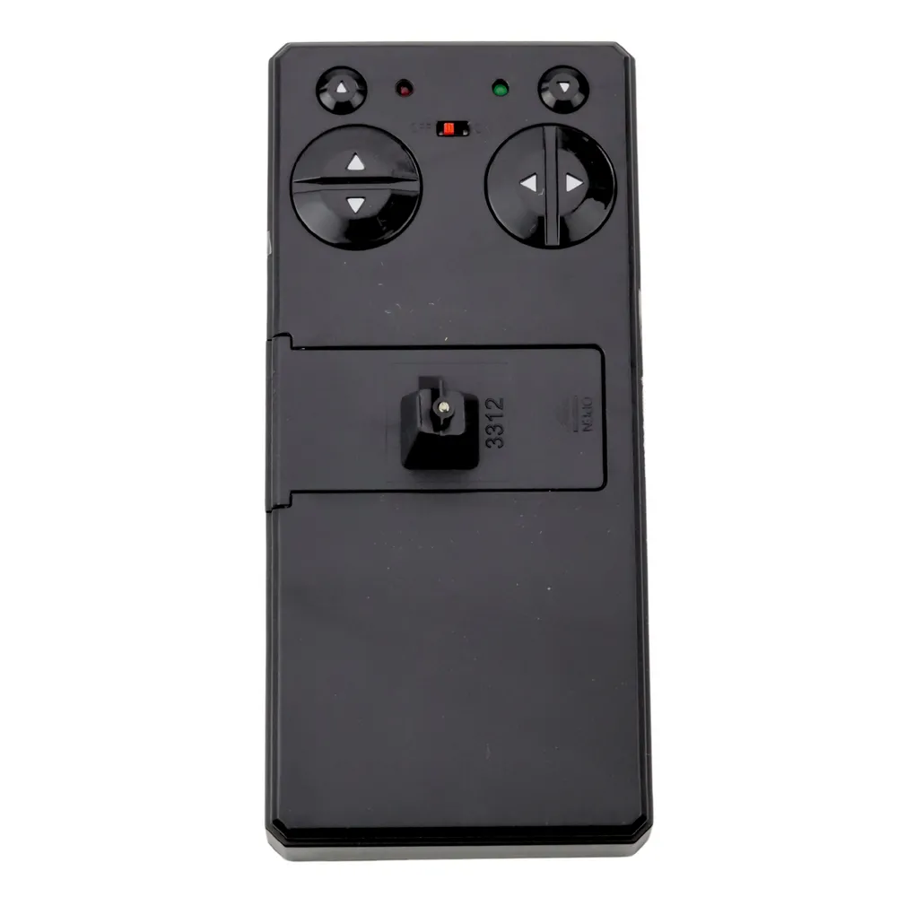 Dynamiczny statek zabawkowy RC w trakcie szybkiego manewru na jeziorze