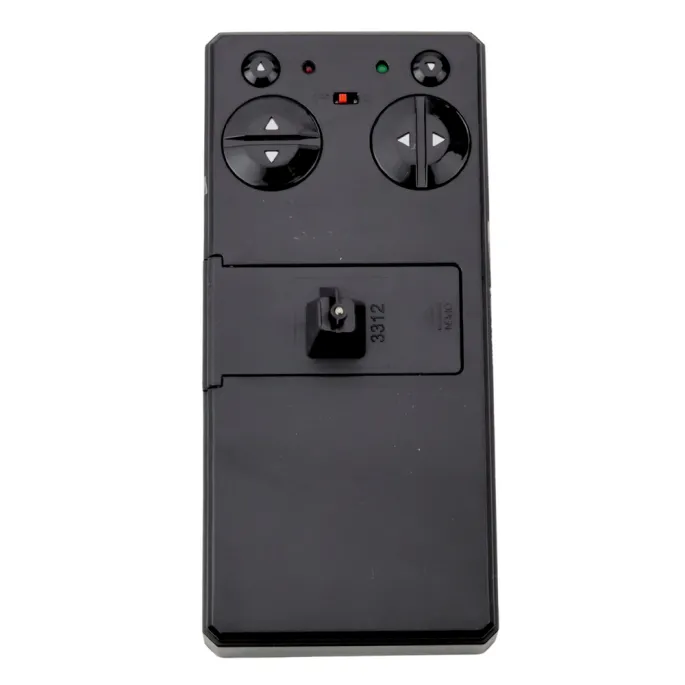 Dynamiczny statek zabawkowy RC w trakcie szybkiego manewru na jeziorze