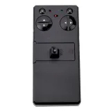 Dynamiczny statek zabawkowy RC w trakcie szybkiego manewru na jeziorze