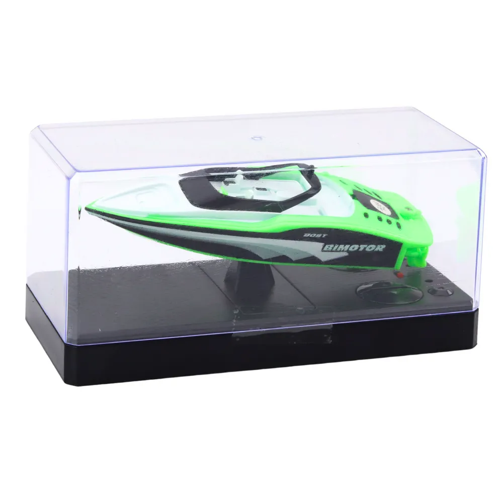 Zestaw łódź RC z pilotem i akcesoriami na jasnym tle