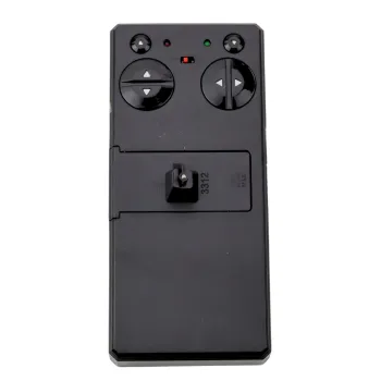 Mała motorówka RC prezentowana w trawie nad wodą