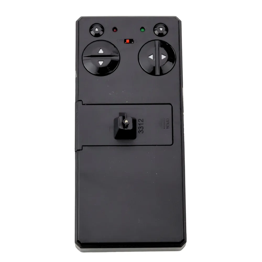 Mała motorówka RC prezentowana w trawie nad wodą