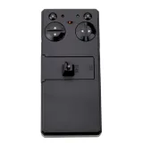 Mała motorówka RC prezentowana w trawie nad wodą