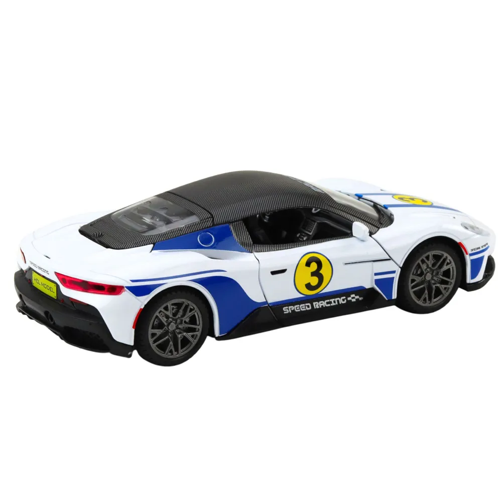 Zbliżenie na otwarte drzwi metalowego auta sportowego dla dzieci