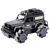 Czarny model samochodu RC w trakcie obrotu o 360 stopni