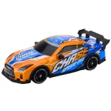 Zdalnie sterowane sportowe auto RC do driftu na białym tle
