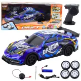 Niebieskie auto RC drift z podświetlaną karoserią w dynamicznej pozie