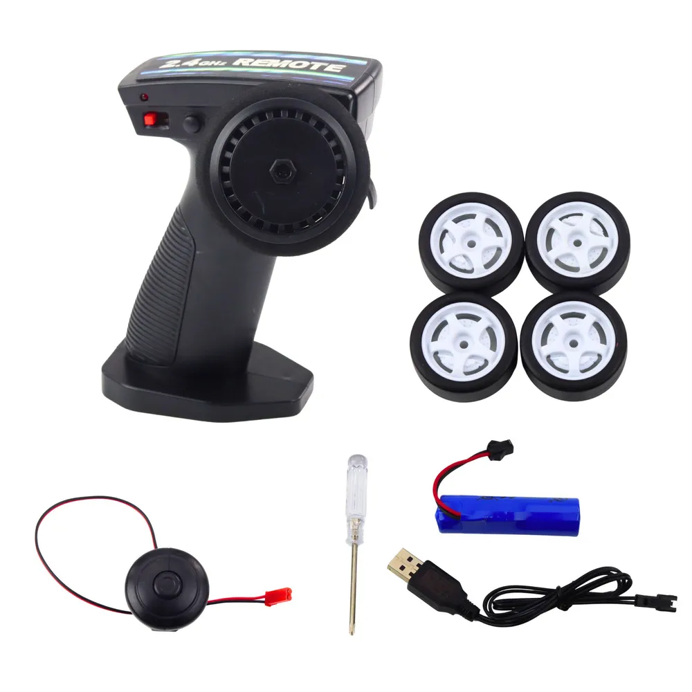 Zbliżenie na zdalnie sterowany samochód sportowy z kółkami do driftu