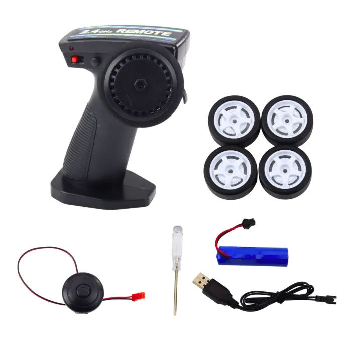 Zbliżenie na zdalnie sterowany samochód sportowy z kółkami do driftu