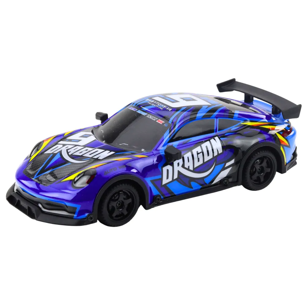 Auto RC do driftu z niebieskim podświetleniem na tle pokoju