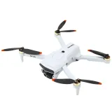 Dron D6 PRO podczas lotu prezentujący nowoczesny design