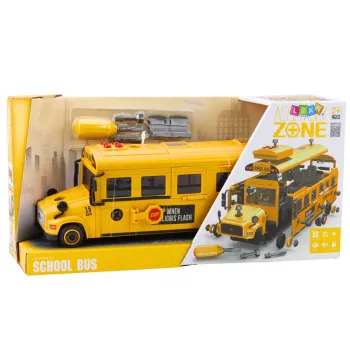 Zmontowany żółty autobus szkolny z otwartymi drzwiami i ruchomymi fotelami