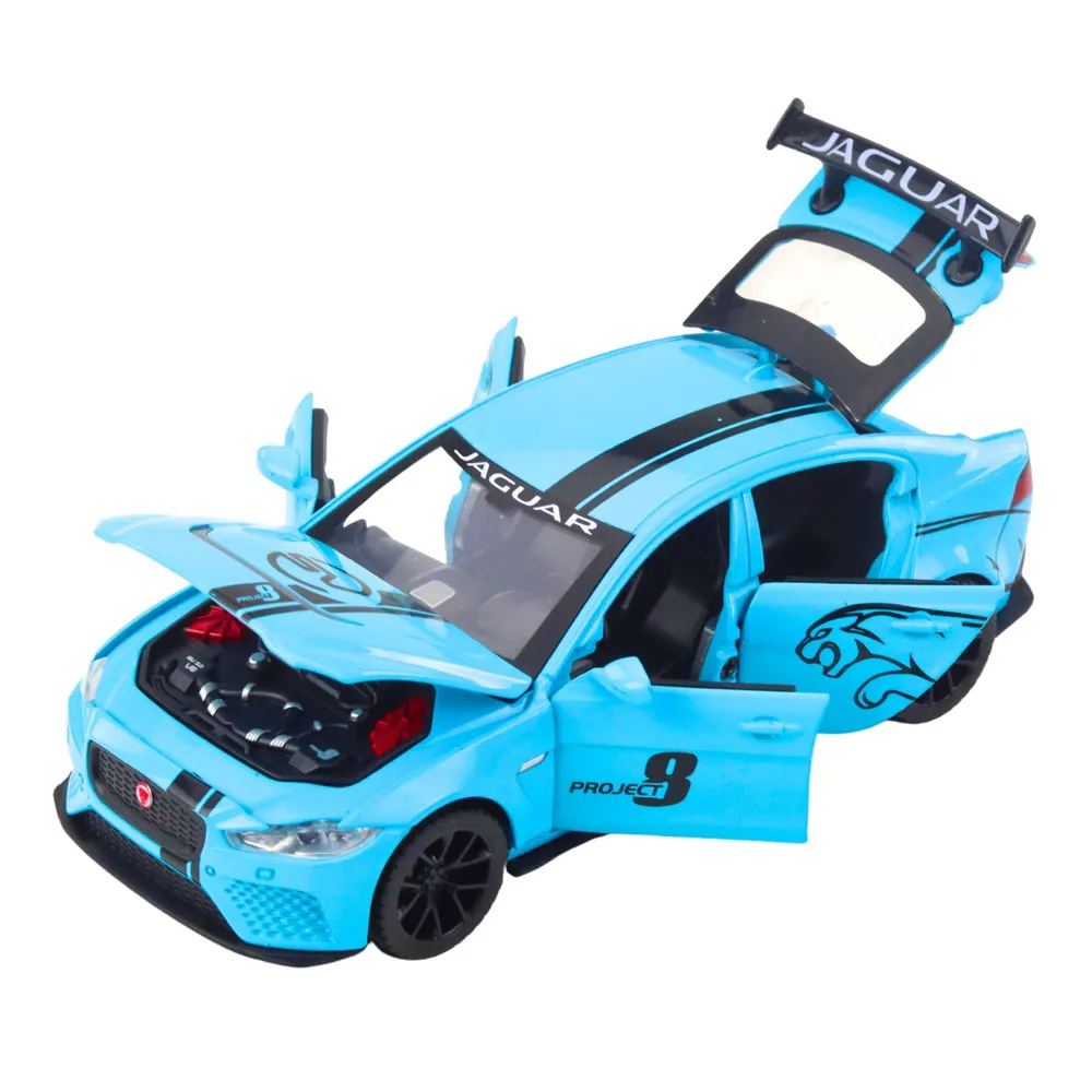 Niebieski samochodzik Jaguar z realistycznymi detalami i świecącymi światłami