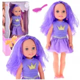 Lalka z długimi fioletowymi włosami i złotą koroną, stojąca w sukience