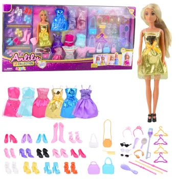 Lalka Anlily z długimi włosami i złotą sukienką na tle akcesoriów