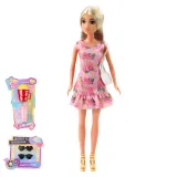 Zbliżenie na akcesoria do zestawu lalek Anlily: okulary, torebka i frytki