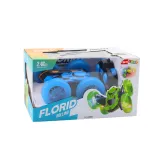 Zbliżenie na niebieskie auto kaskaderskie RC z wytrzymałymi kołami