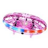 Dron RC w kolorze różowym z osłoną śmigieł w trakcie zabawy