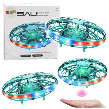 Turkusowy dron UFO RC z diodami LED podczas lotu w pomieszczeniu