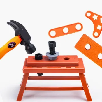 Bezpieczny zestaw narzędzi z kaskiem dla dziecka