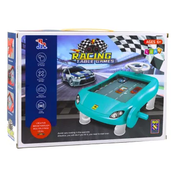 Zbliżenie na czerwony stolik z samochodzikami i planszą do zabawy