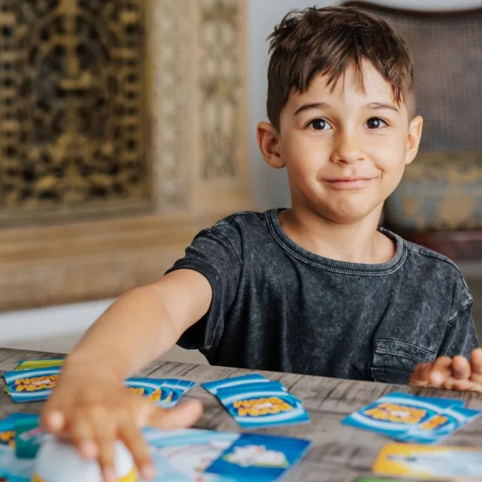 Dzieci bawiące się grą Boom Boom Kraina Lodu II autorstwa Trefl