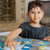 Dzieci bawiące się grą Boom Boom Kraina Lodu II autorstwa Trefl