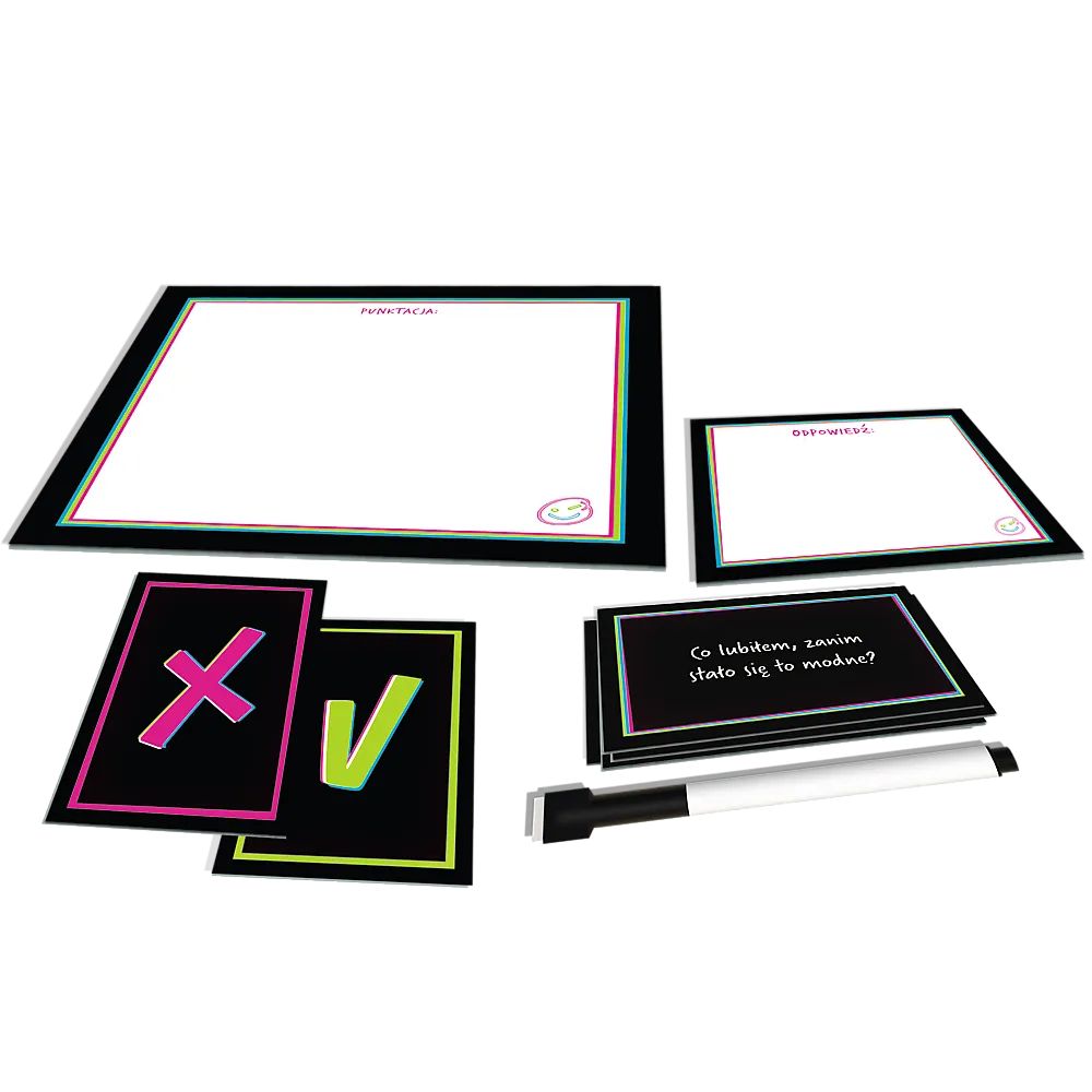 Zbliżenie na zestaw kart z pytaniami z gry Niezły Blef Trefl