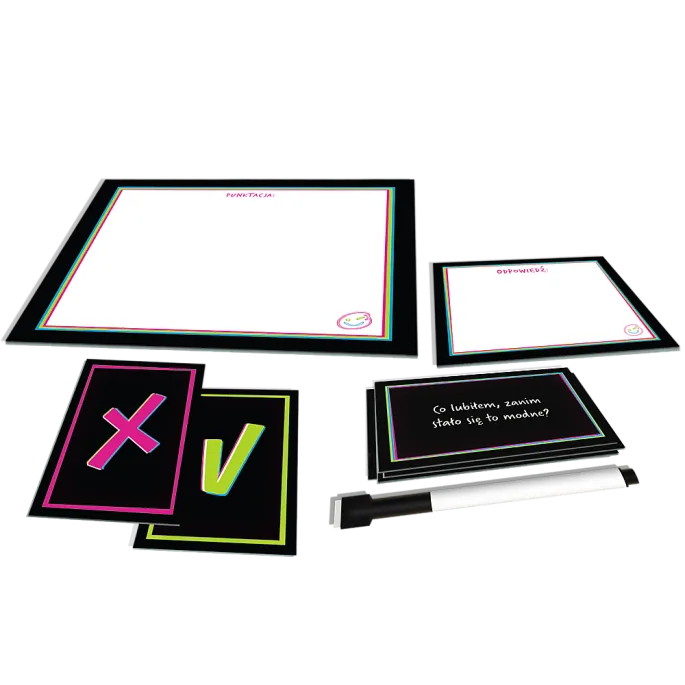 Zbliżenie na zestaw kart z pytaniami z gry Niezły Blef Trefl