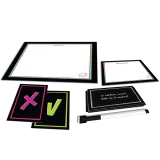 Zbliżenie na zestaw kart z pytaniami z gry Niezły Blef Trefl