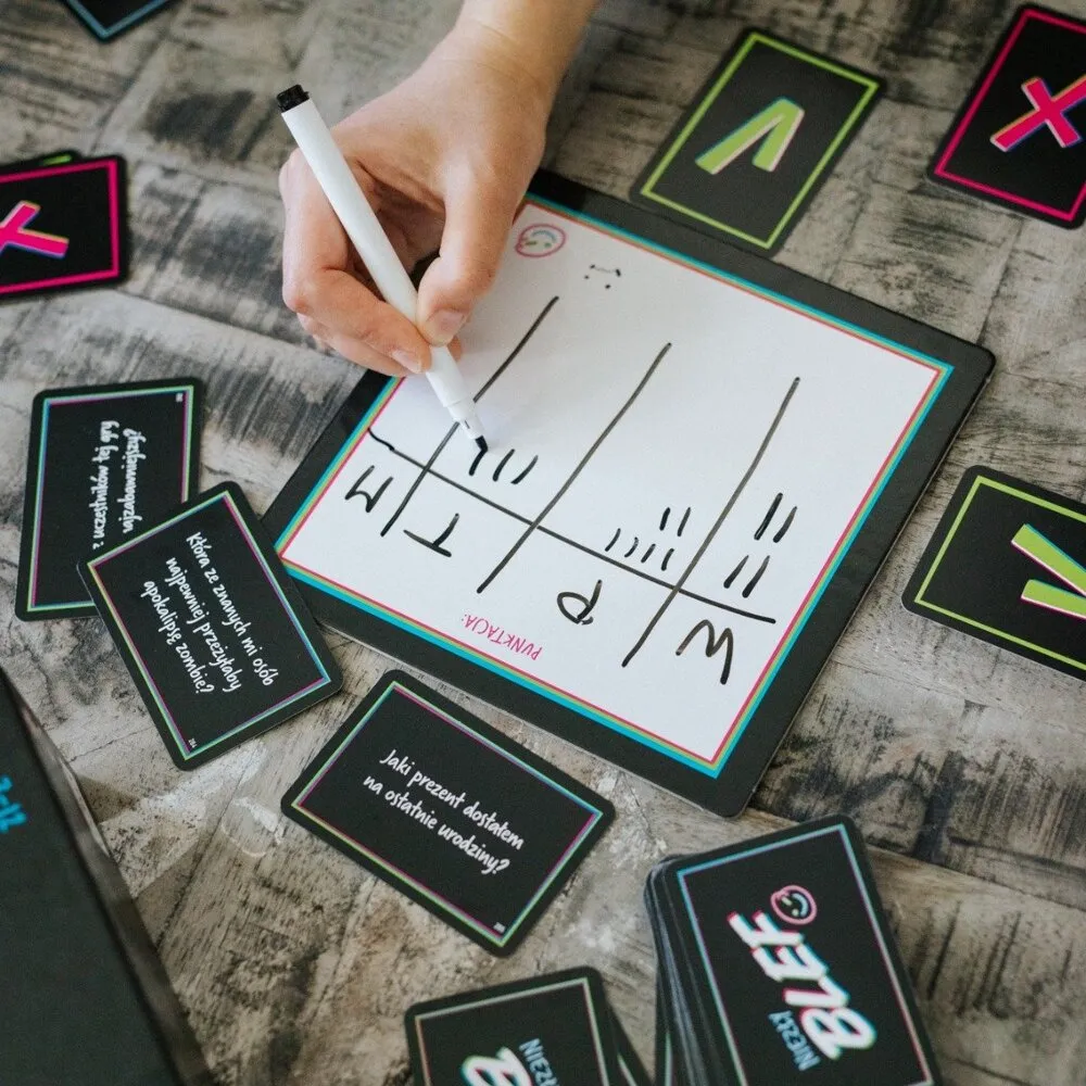 Zawartość pudełka gry Niezły Blef Trefl 01975 na jasnym tle