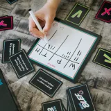 Zawartość pudełka gry Niezły Blef Trefl 01975 na jasnym tle