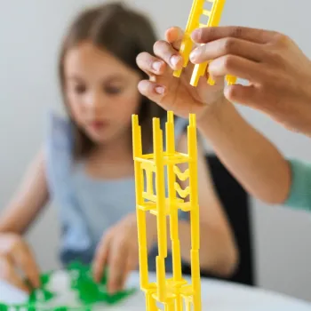 Elementy gry Mistakos Krzesła podczas rozgrywki rodzinnej