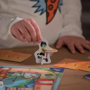 Rodzina bawiąca się grą planszową Cztery Sery Trefliki