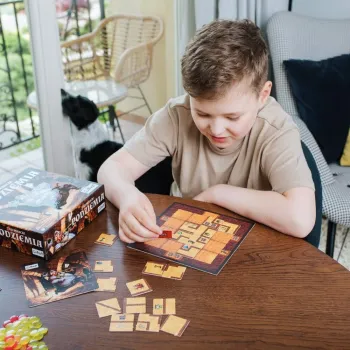 Zbliżenie na planszę i płytki z gry Tajemnicze Podziemia