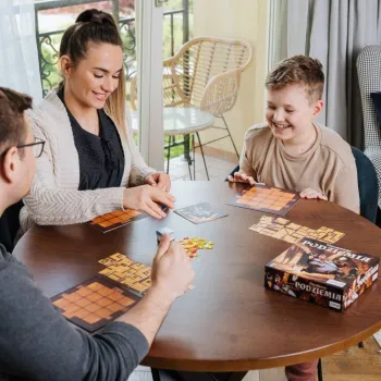 Opakowanie i zawartość gry rodzinnej Tajemnicze Podziemia Trefl