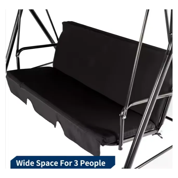 Czarna huśtawka bujana z grubym materacem do relaksu