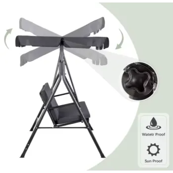 Huśtawka z wygodnym materacem na patio pod zadaszeniem