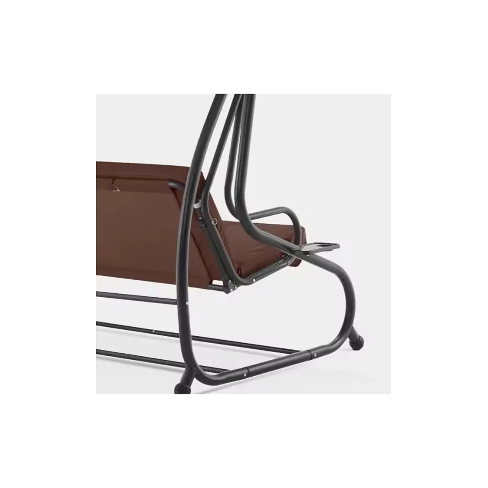 Widok huśtawki ogrodowej czteroosobowej wolnostojącej wśród roślin