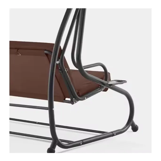 Widok huśtawki ogrodowej czteroosobowej wolnostojącej wśród roślin