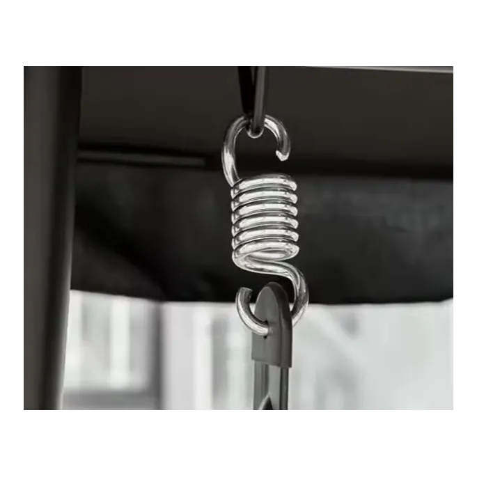 Funkcjonalna huśtawka ogrodowa z wygodnym siedziskiem i dużym daszkiem