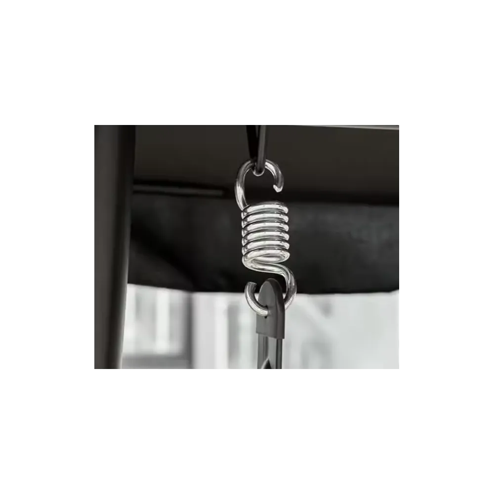 Stalowa huśtawka z czterema miękkimi poduszkami w ogrodzie