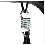 Czarna huśtawka z daszkiem odporna na warunki atmosferyczne