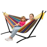 Solidny hamak ogrodowy z wytrzymałego materiału i stalowym stelażem