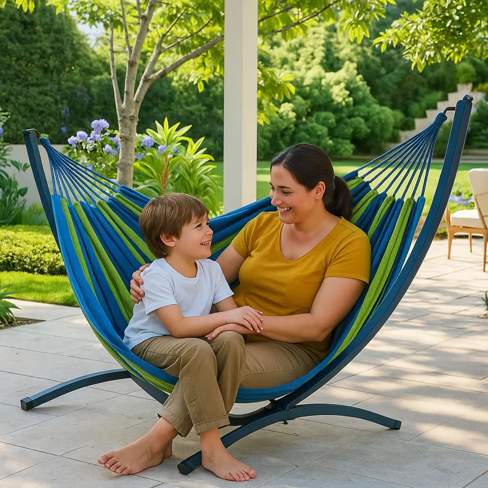 Stabilny hamak ze stelażem stalowym i tekstylną powierzchnią odpoczynku