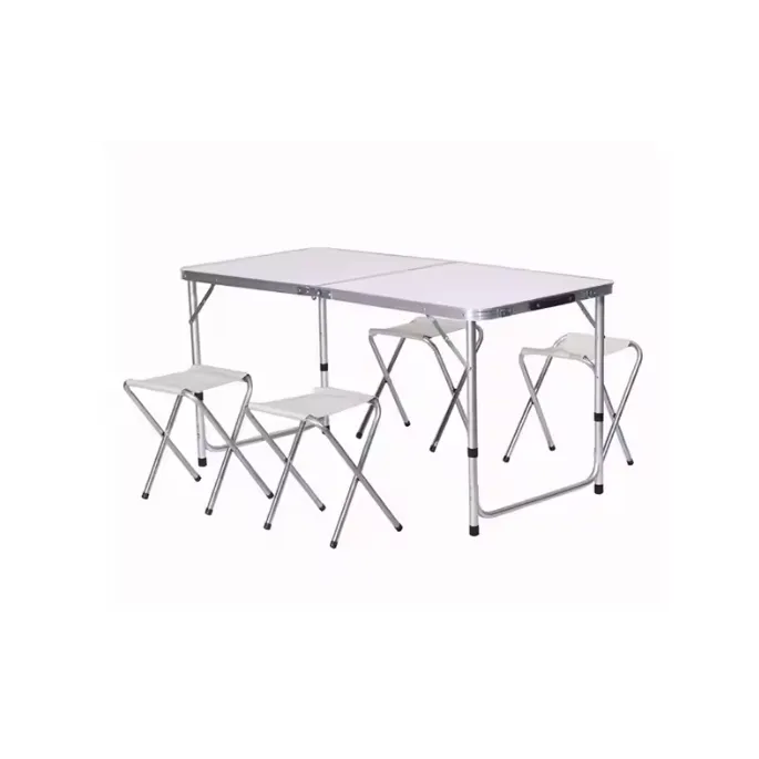 Stolik składany kempingowy z czterema krzesłami na tle ogrodu
