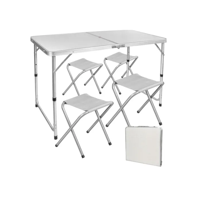 Cztery krzesła składane z lekkiej konstrukcji ułożone przy stole