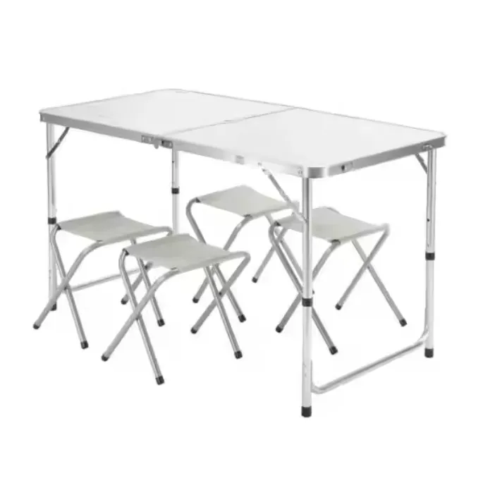 Zestaw mebli kempingowych rozstawiony na balkonie