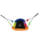 Prostokątna huśtawka bocianie gniazdo z kolorowymi proporczykami w ogrodzie